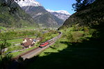 Eine Re 4/4 II mit IR 2313 Basel SBB - Locarno am 05.05.2016 zwischen Erstfeld und Silenen