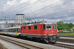 Re 4/4 II 11152 durchfährt den Bahnhof Pratteln. Die Aufnahme stammt vom 18.06.2016.