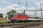 Re 4/4 II 11148 durchfährt den Bahnhof Pratteln. Die Aufnahme stammt vom 28.06.2016.