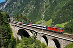 Re 4/4 II 11186 fährt mit dem IR 2332 (Locarno - Luzern - Basel SBB) über die mittlere Meienreussbrücke.