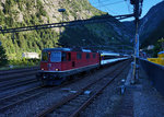 Re 4/4 11193 fährt abends mit dem IR 2336 (Locarno - Luzern - Basel SBB), aus dem Bahnhof Göschenen aus.