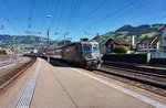 Die grüne Re 4/4 11161 fährt mit dem IR 2315 (Basel SBB - Locarno), in den Bahnhof Schwyz ein.