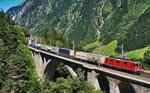 Die Re 4/4 II 11269 donnert am Zugschluss eines Güterzugs auf der mittleren Meienreussbrücke den Gotthard hinauf.
Zuglok war Re 10/10 bestehend aus Re 6/6 11689  Gerra-Gambarogn   und Re 4/4 II 11345.
Aufgenommen am 19.7.2016.