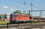 Re 4/4 II 11305 durchfährt den Bahnhof Pratteln.