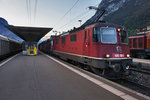 Eine Re 12/12, bestehend aus den Lokomotiven Re 4/4 II 11292, Re 4/4 II 11249 und Re 4/4 II 11257, donnert mit einem Güterzug durch Erstfeld dem Gotthard entgegen.