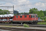 Re 4/4 II 11314 durchfährt den Bahnhof Pratteln.