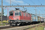 Re 4/4 II 420 285-9 (11285) durchfährt den Bahnhof Pratteln.