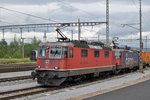 Doppeltraktion, mit den Loks 11168 und 420 170-3, durchfahren den Bahnhof Zofingen.