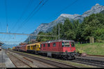 Re 4/4 II 11264 zieht am 25. August 2016 einen Bauzug durch den Bahnhof Amsteg-Silenen an der Gotthard-Nordrampe.