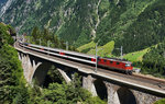 Re 4/4 II 11156 überquert mit dem IR 2430 (Locarno - Zürich HB), die mittlere Meienreussbrücke bei Wassen.