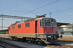 Re 4/4 II 11179 wartet beim Bahnhof Kaiseraugst auf ihren Abbruch.