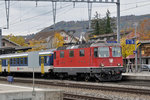 Re 4/4 II 11112 hält am Bahnhof Sissach. Die Aufnahme stammt vom 23.10.2015.