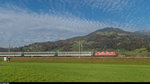 Re 4/4 II 11244 fährt am 22. Oktober 2016 mit einem Hockeyextrazug nach Ambrì-Piotta bei Steinen durch.