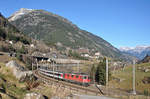 Re 4/4 II 11197 ist mit einem Interregio bei Wassen unterwegs.