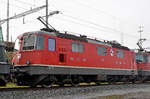 Re 4/4 II 11239 ist beim Güterbahnhof Muttenz abgestellt.