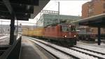 Die SBB Re 4/4 II 11242 durchfuhr am 5.1.17 um 11.46 Uhr mit einen Postzug den Bahnhof Zürich Oerlikon.