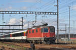 Re 4/4 II 11172 durchfährt den Bahnhof Muttenz. Die Aufnahme stammt vom 19.11.2015.