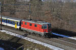 Re 4/4 II 11138 hat den Bahnhof Kaiseraugst durchfahren und fährt Richtung Bahnhof Rheinfelden. Die Aufnahme stammt vom 06.01.2017.