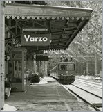 Die SBB Re 4/4 II 11194 erreicht mit ihrem IR 3318 den Bahnhof Varzo und fährt fahrplanmäßig ohne Halt Richtung Brig.