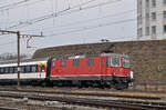 Re 4/4 II 11145 durchfährt den Bahnhof Pratteln. Die Aufnahme stammt vom 07.02.2017.