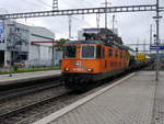 SBB - Lok 420 320-4  mit Güterzug unterwegs im Bahnhof Prattelen am 17.05.2018