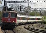 Die SBB Re 421 371-6 durchfährt mit dem IC 184 von Zürich HB- Schaffhausen- Singen (Hohentwiel)- Tuttlingen- Rottweil- Horb- Böblingen- Stuttgart Hbf (Ankunft: 17:36 Uhr) den Bahnhof Bülach. Die Aufnahme entstand am 5. April 2017 . 