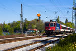 421 394-8 zieht ihren EuroCity aus Zürich über den Lindauer Bahndamm entlang. 30.4.17