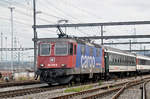 Re 421 379-9 durchfährt den Bahnhof Muttenz. Die Aufnahme stammt vom 08.09.2017.