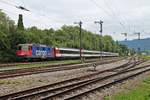 Durchfahrt am 12.08.2016 von Re 421 392-2 mit dem EC 195 (Zürich HB - München Hbf) in Lindau Reutin, an den alten Flügelsignalen vorbei, gen Lindau Hbf. (Fotografiert vom Straßenrand)