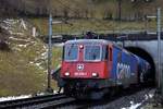 Re 421 378-1 kämpft sich am 11.12.2017 mit ihrem Kesselzug nach Villnachern aus dem Villnacherntunnel fahrend wieder durch das schlechte Wetter in Richtung Basel.