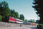 SBB: Re 4/4 II mit dem bunten IC Mailand - Basel auf dem Streckenabschnitt Aarburg-Olten im Juni 1998.