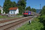 Vorher# Lindau, Langenweg, mit Bahnbergang. Am 13.08.2016 passiert Re 421 394-8 mit den Wagen des EC 195, Zrich - Mnchen, den Bahnbergang Langenweg in Lindau.