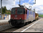 SBB - Lok 421 378-1 mit 1 Bauwagen bei der durchfahrt in Schmitten am 24.09.2018