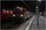 Die  blaue Stunde  längst verpasst, versuchte ich doch bei spärlichem Licht den Lokwechsel des EC 197 von Zürich nach München in Lindau einzufangen:   Das Bild zeit die SBBB Re 4/4