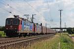 Am 02.06.2017 bespannte Re 421 377-3 zusammen mit Re 421 375-7 den DGS 48620 ( Sierre  - Muttenz - Göttingen Gbf) auf dem kompletten Laufweg, als sie bei Müllheim (Baden) durchs Rheintal in