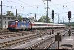 Re 4/4 II (421 392-2) der SBB Cargo als IC 184 (Linie 87) von Zürich HB (CH) nach Stuttgart Hbf (D) erreicht den Bahnhof Singen(Hohentwiel) auf Gleis 4.