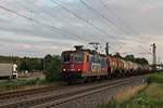 Am Abend des 20.07.2017 bespannte Re 421 380-7 einen leeren Kesselzug nach Kork, als sie bei Buggingen durchs Rheintal gen Freiburg (Breisgau) fuhr.