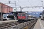 Nach dem Halt hebt die SBB Re 421 371-6 zur Weiterfahrt den mit der schmalen SBB Wippe ausgestatteten Stromabnehmer und fährt mit ihrem EC 196 weiter nach Zürich. 

14. März 2019