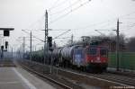 421 394-8 von der SBB Cargo mit einem Kesselzug, die mit Benzin oder Ottokraftstoffe befllt sind, in Rathenow in Richtung Wustermark unterwegs.