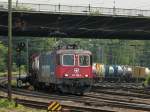 Mit einem bunten Containerzug am Haken kommt die Schweizer 421 386-4 am 28.04.2011 in Aachen West an.