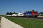 Ein fast reinrassiger Gterzug mit der Re 421 391-4 an der Spitze erreicht am 18.7.12 Niederbipp.