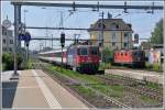 EC 195 mit der Re 421 392-2 aus Zürich fährt im Grenzbahnhof St.Margrethen ein.