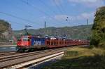 Mit einen Autozug durchfährt SBB-Cargo 421 388-0 den Betriebsbahnhof Loreley am 28.