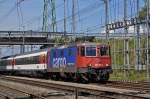 Re 421 371-6 SBB Cargo durchfährt den Bahnhof Muttenz.