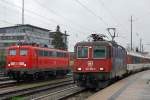 SBB/DB: Fotografieren in Singen bei starkem Wind und viel Regen am 20. November 2015. Eher seltene Begegnung zwischen der 115 261-0 und der Re 421 392-2 von SBB CARGO im IC-Verkehr in Singen.
Foto: Walter Ruetsch 