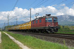 SBB: Der Postzug von Simon Bütikofer mit der Re 4/4 II 11174 (noch ohne die grosse weisse Nummer) bei Deitingen am 4. Mai 2016 auf voller Fahrt mit dem Endziel Härkingen.
Foto: Walter Ruetsch
 