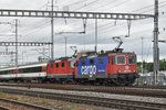 Doppeltraktion, mit den Loks 421 379-9 und 11143, durchfahren den Bahnhof Muttenz. Die Aufnahme stammt vom 30.05.2016.