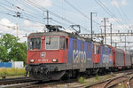 Doppeltraktion, mit den Loks 421 372-4 und 421 395-5, durchfahren den Bahnhof Pratteln.