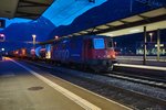 Re 421 388-0 wird am späten Abend, in Erstfeld an einen Güterzug angekuppelt, um Schubhilfe zu leisten.