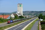 Einen langen Leerzug, bestehend aus offenen Cobelfret-Autotransportwagen, beförderte am 19. Juli 2014 die in TXLogistik-Diensten stehende SBB Cargo 421 377 von einem norddeutschen Seehafen zur Produktionsstätte bayerischer Automobile. Aufnehmen konnte ich den Zug in Karlstadt im Maintal, das einzige Auto auf der Bundesstrasse versteckte sich hinter einem Verkehrsschild.
 